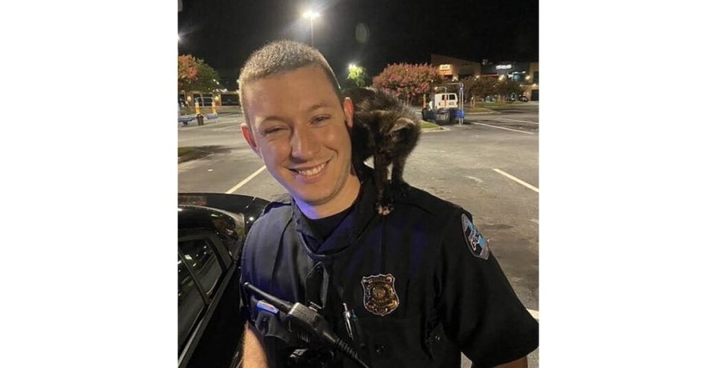poliziotto con gattino in braccio