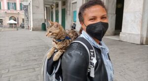 Arlo, il gatto che viaggia per Genova sulle spalle della sua mamma umana