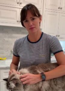 L’attrice Jennifer Garner racconta a tutti di aver dovuto lavare il suo gatto che “se l’è fatta addosso”