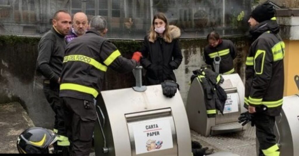 pompieri salvano un gattino intrappolato