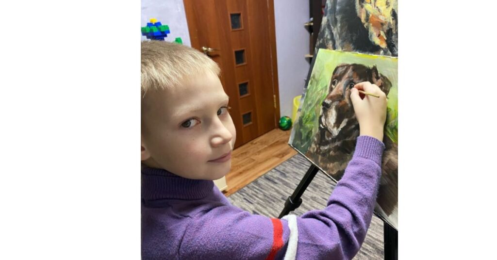  bambino di 10 anni dipinge dei quadri e li vende per aiutare i gattini bisognosi