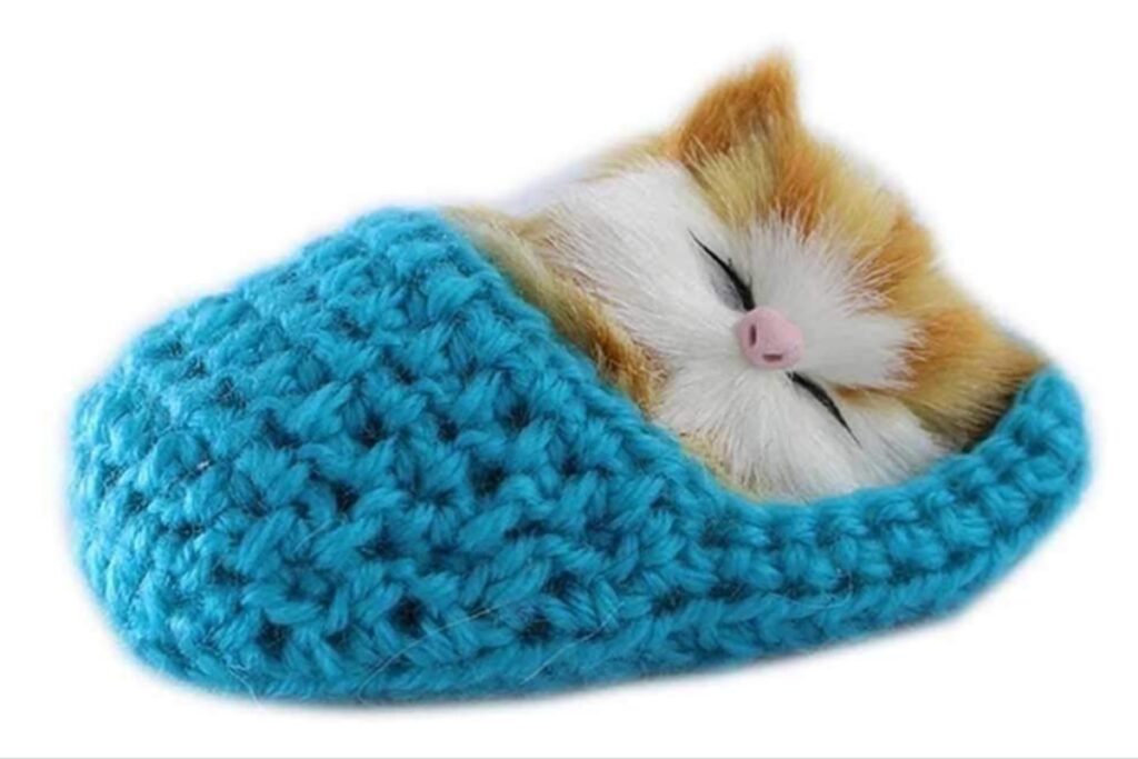 peluche a forma di gatto che dorme