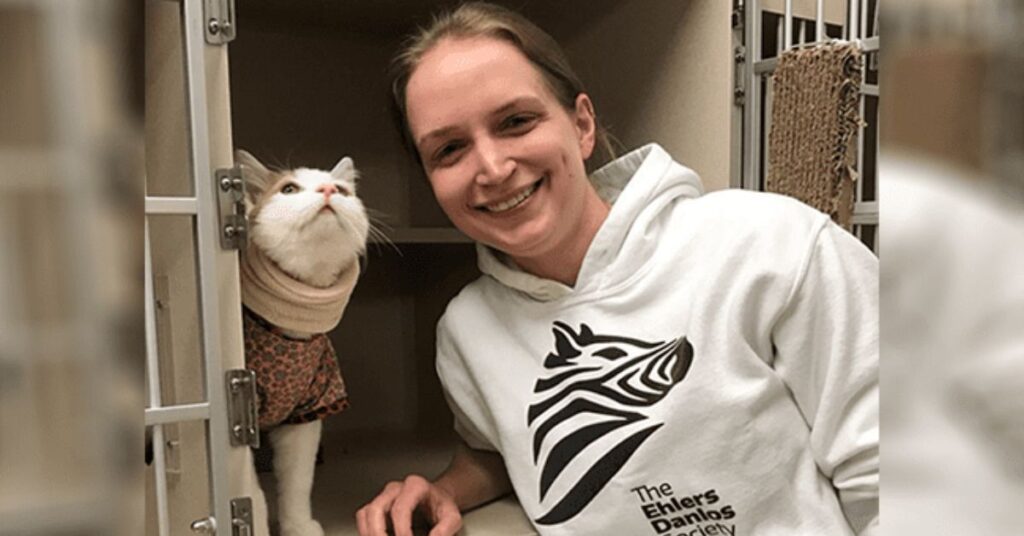 donna con la sindrome di Ehlers adotta un gattino con la stessa malattia