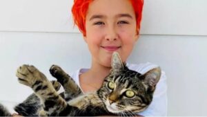 Bambino vende segnalibri per salvare i gatti più anziani dei rifugi