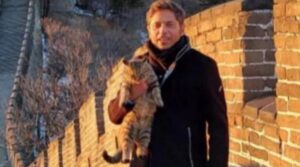 Il gatto mascotte della Grande Muraglia cinese ha rubato il cuore al governatore di Buenos Aires