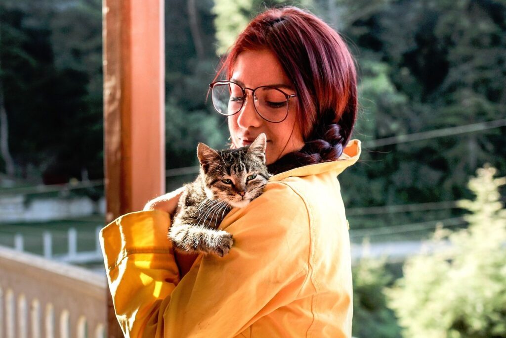 ragazza con gatto tigrato