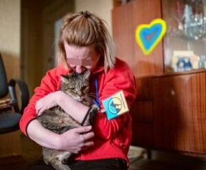 Volontari di Kiev salvano i gatti rimasti nelle case vuote