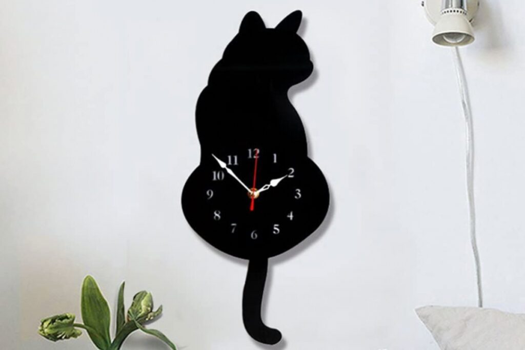 orologio da parete a forma di gatto nero