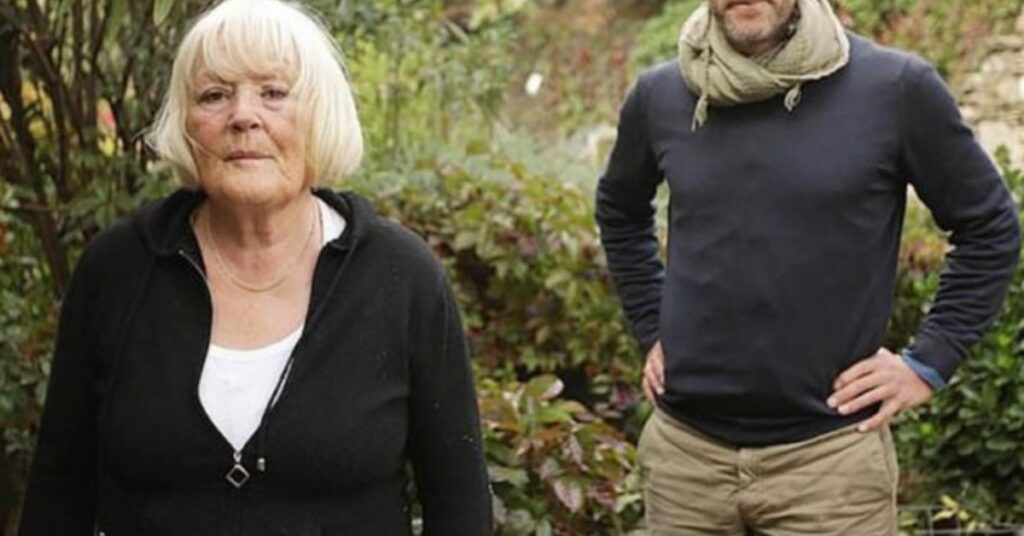 Una donna di 76 anni lascia la sua vita nel Regno Unito per prendersi cura di cani e gatti in Grecia