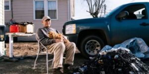 Nonno di 80 anni raccoglie rottami da 28 anni per nutrire i gatti senzatetto