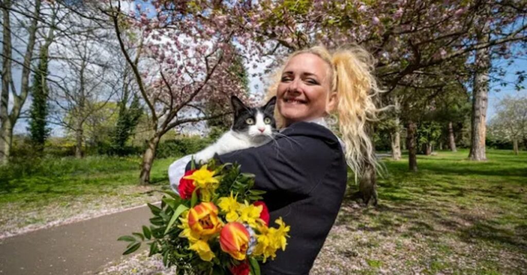Una donna sposa il suo gatto per impedire ai proprietari di casa di cacciarlo