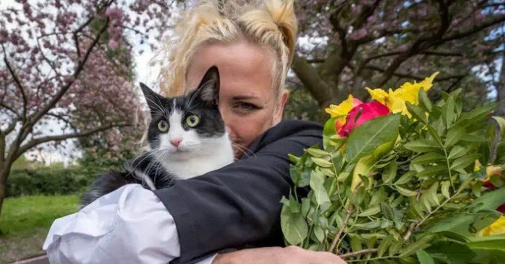 Una donna sposa il suo gatto per impedire ai proprietari di casa di cacciarlo