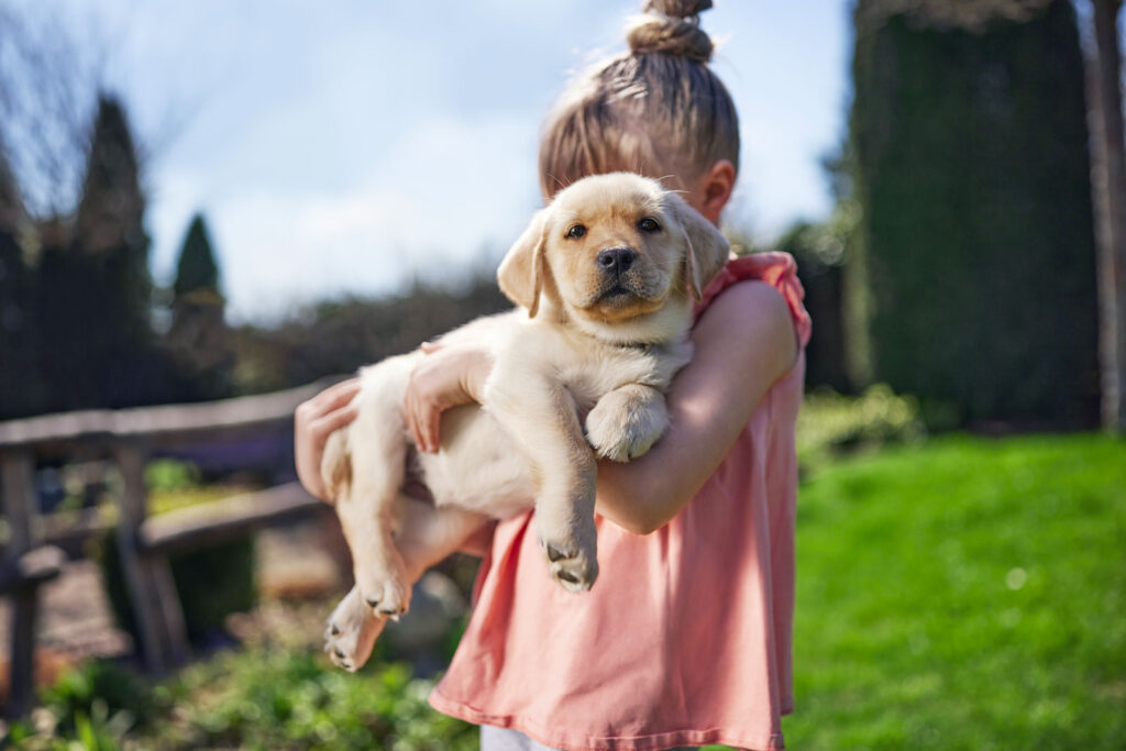 bambina e cucciolo