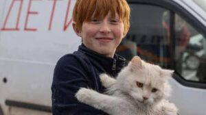 Bambino coraggioso protegge il gatto dalle bombe a Mariupol