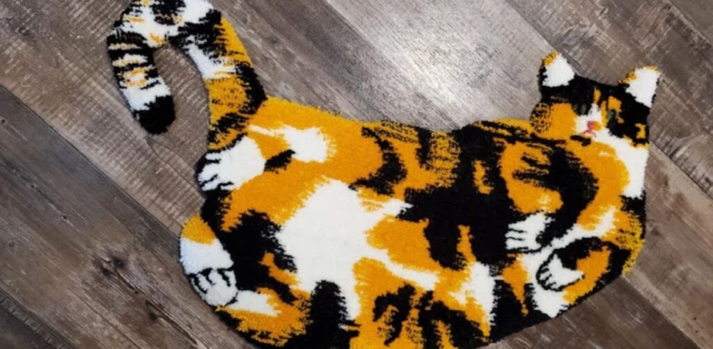 Gattina ha un tappeto esattamente identico a lei, realizzato a mano dalla sua mamma