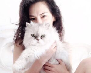 Giorgia Surina e il suo gatto