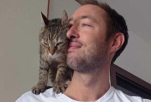 Perde il gatto a Parigi, dopo 5 anni si ritrovano