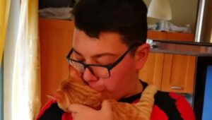 un gatto e un ragazzo autistico
