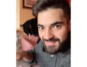 Gattino ruba da mangiare al padrone proprio sotto il suo naso