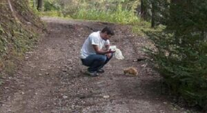 L’uomo trova un gattino minuscolo nel bosco e da quel momento non si sono più separati