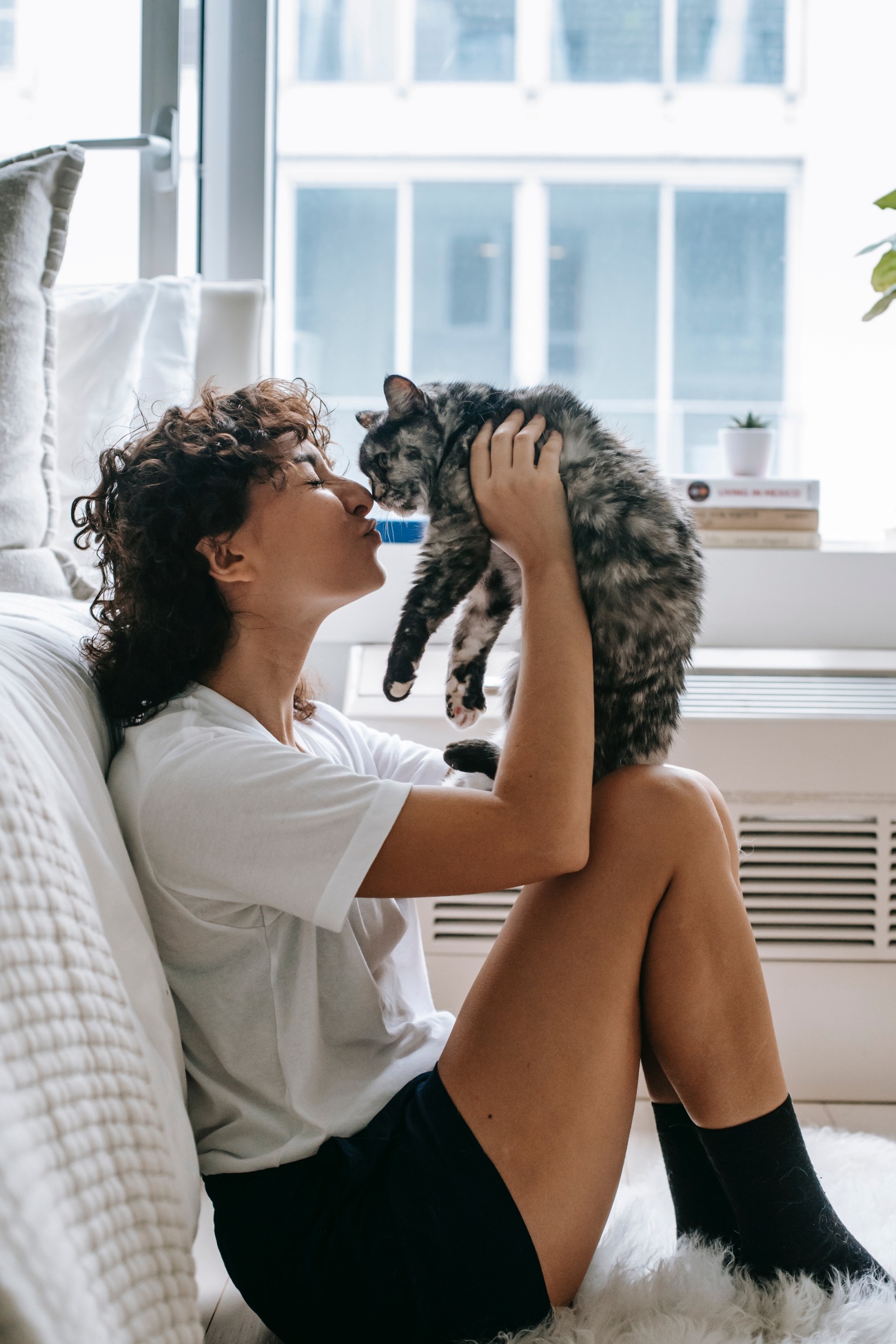 bacio donna e gatto