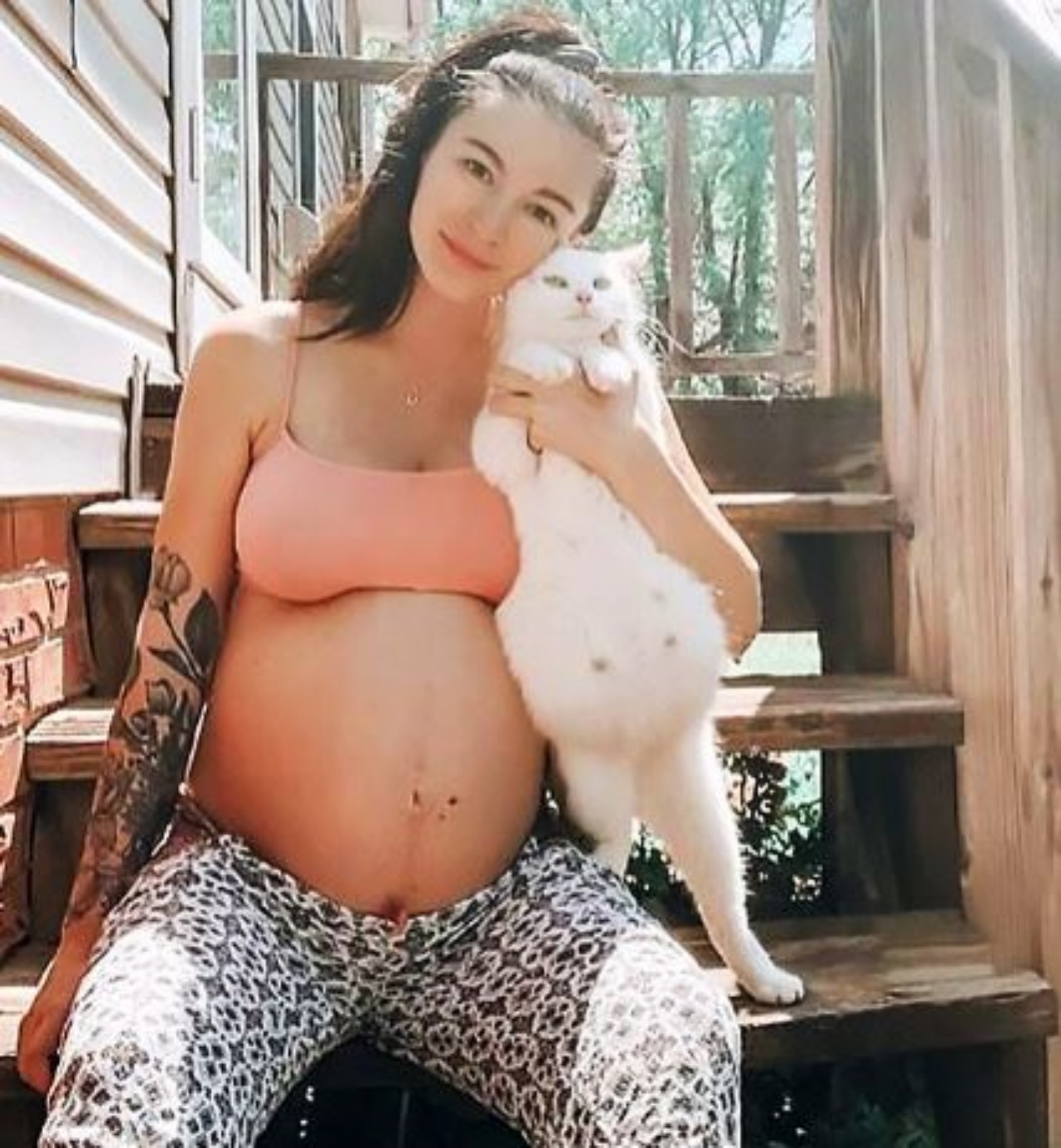 un gatto bianco insieme ad una donna incinta