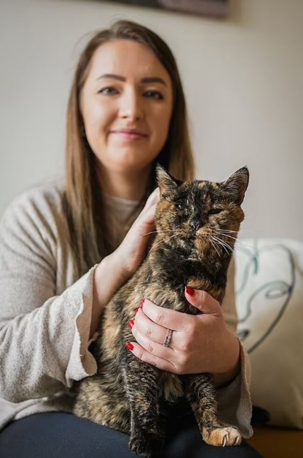 Flossie insieme alla sua mamma adottiva Vicki