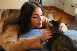 È vero che il gatto si affeziona a una persona sola?