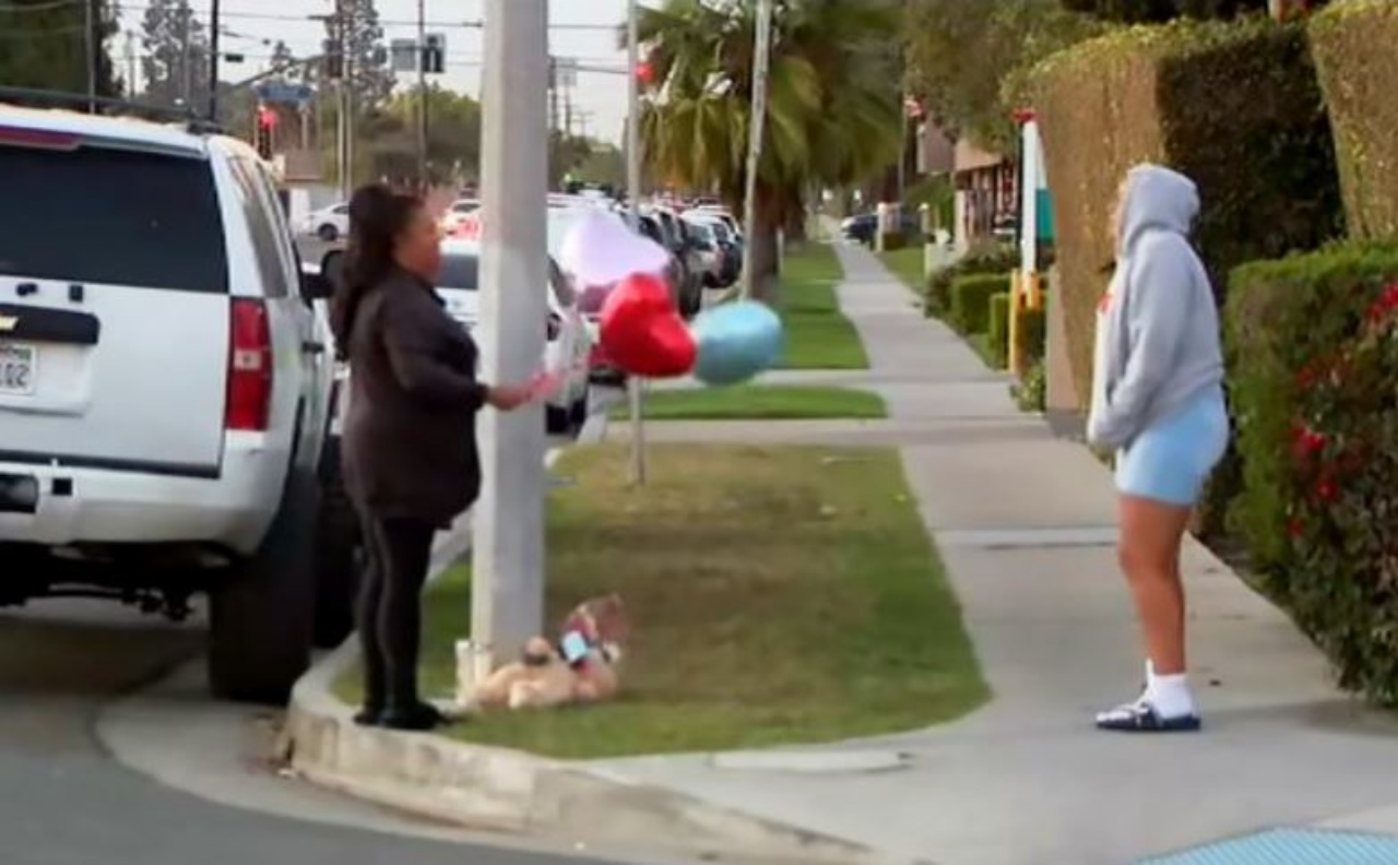 Due persone ai lati di una strada