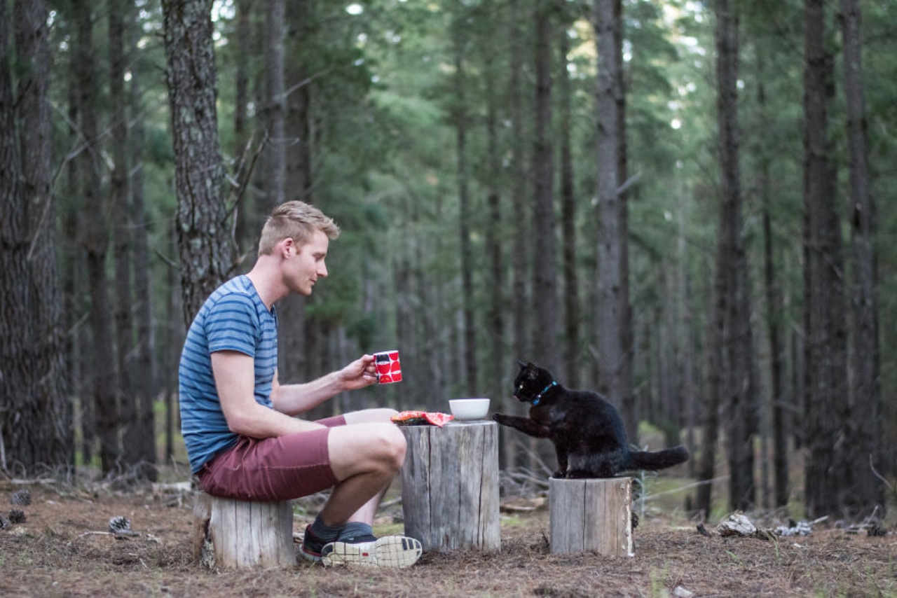 giovane australiano e un gatto nero