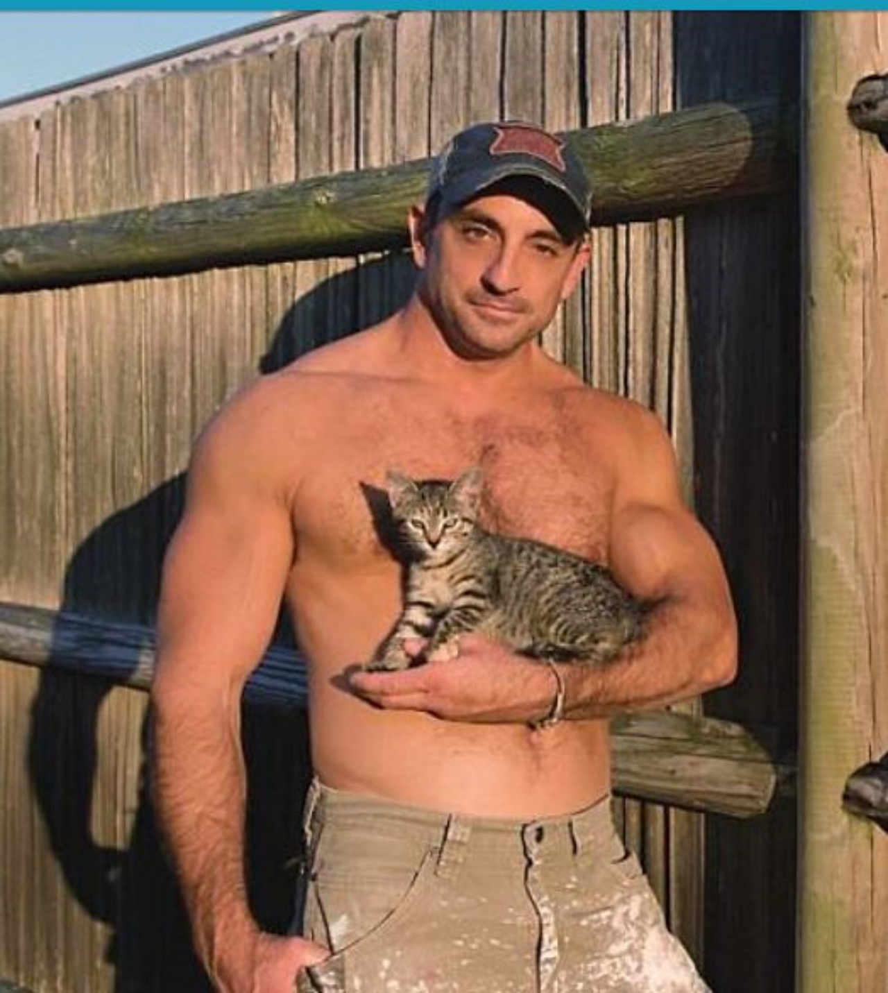 un gatto in braccio ad un uomo