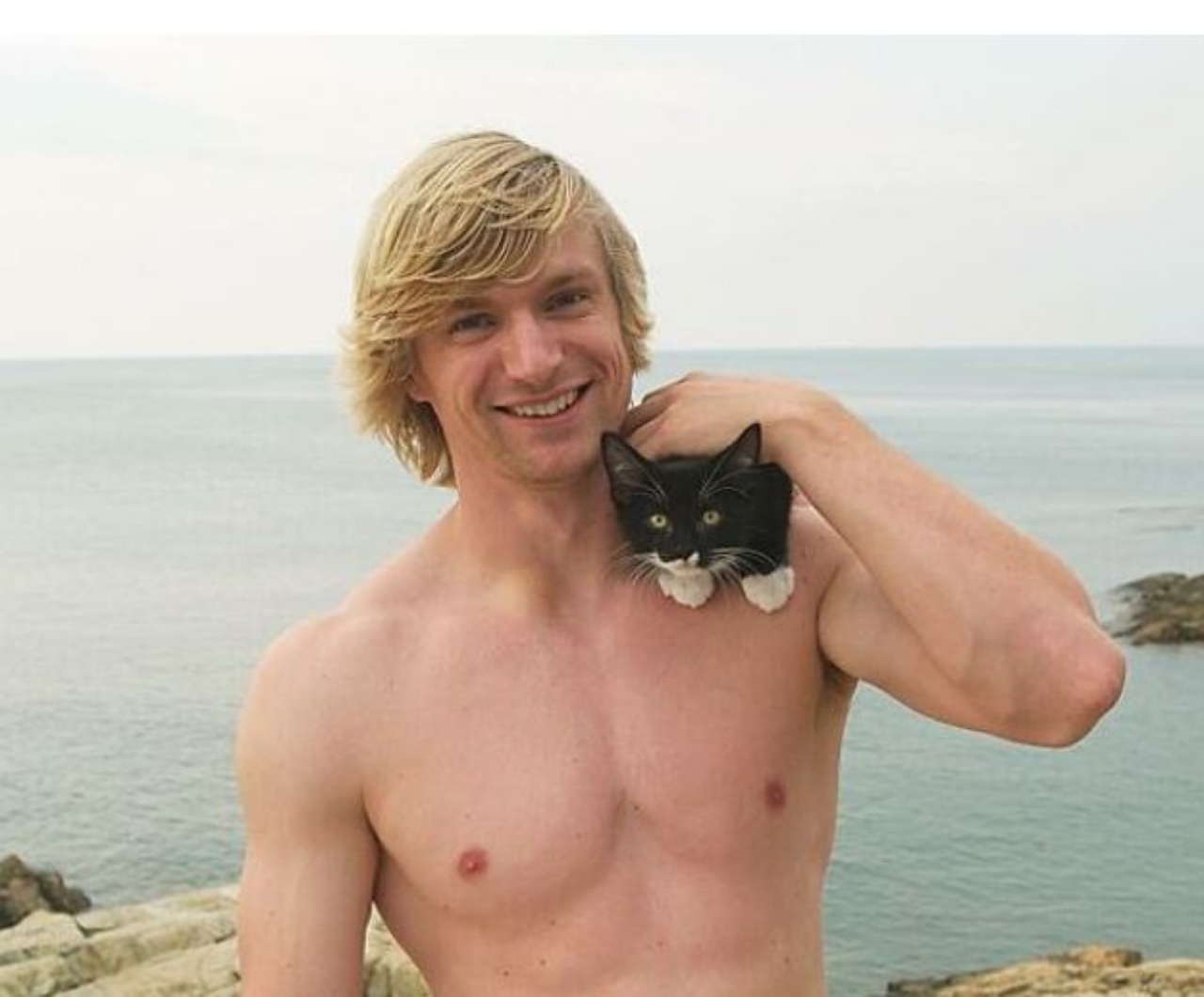 un ragazzo con un gattino sulla spalla