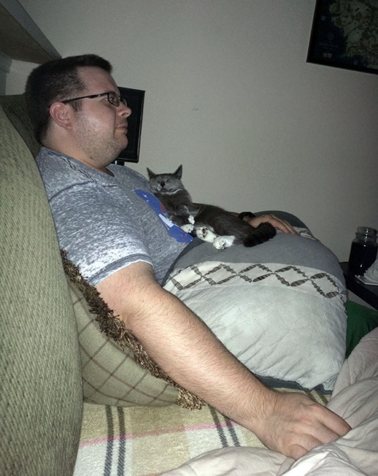 gatto e uomo seduti