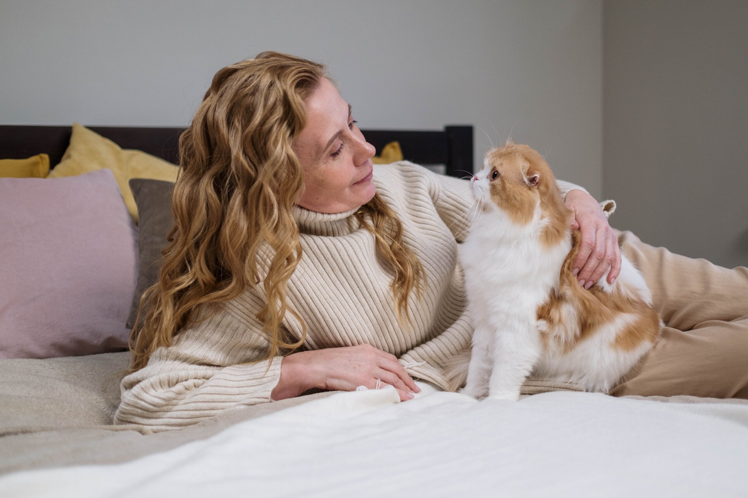 gatto con donna sul letto