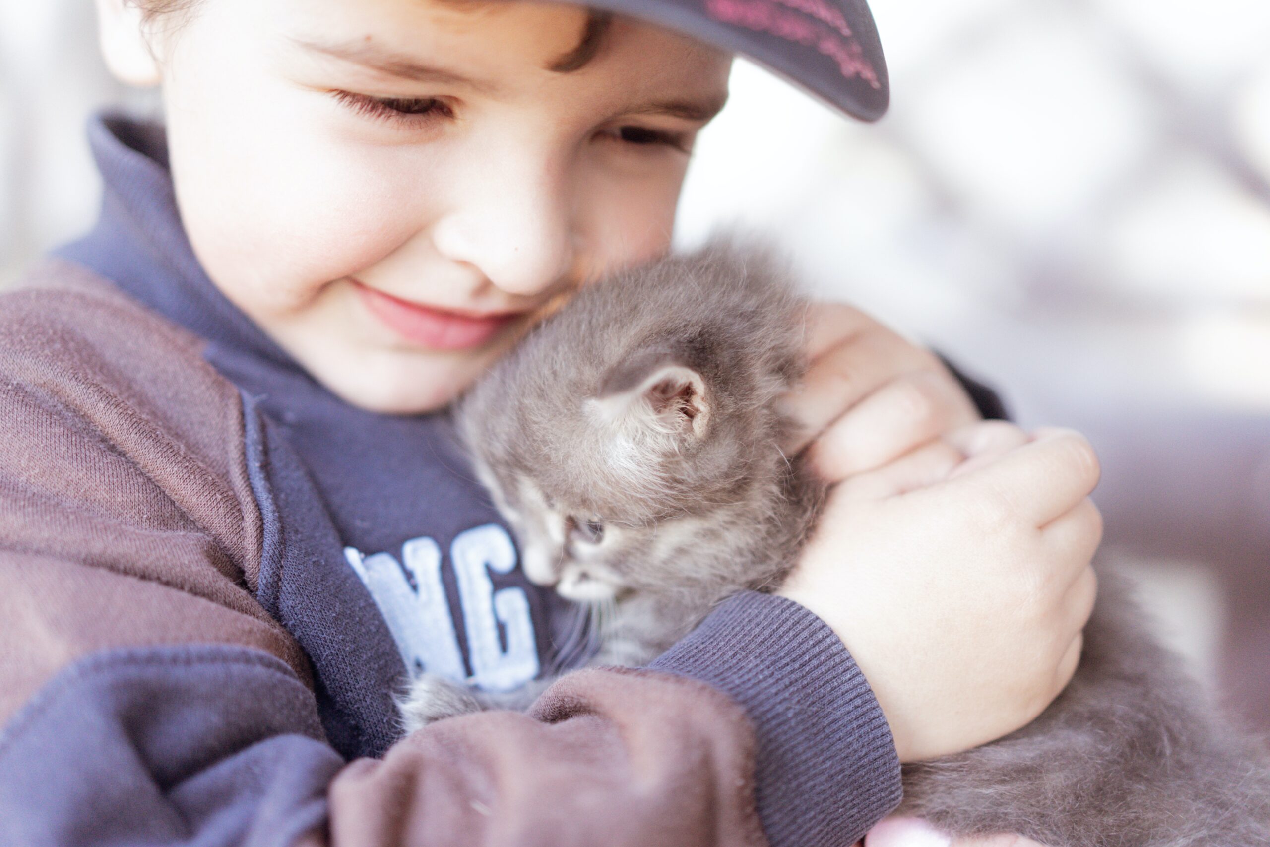 bambino e cucciolo di gatto