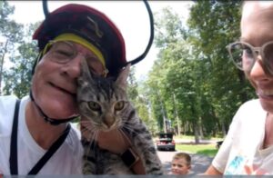 Quest’uomo in pensione è riuscito a salvare oltre 700 gatti che si erano arrampicati sugli alberi