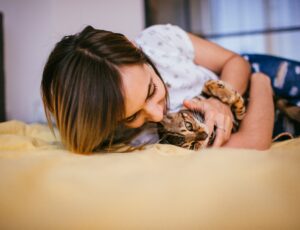 Se credi che il tuo gatto ti mostri tanto affetto la mattina perché è affamato ti sbagli: il reale motivo è impensabile