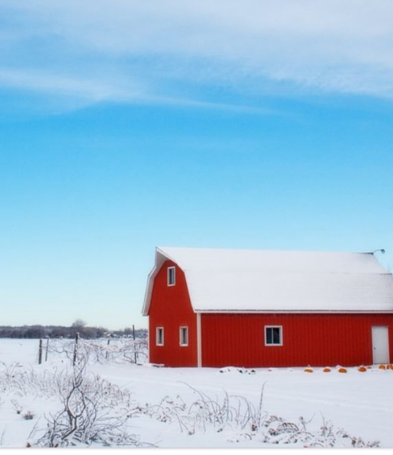 una casa rossa tra la neve