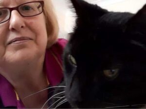 donna e gatto nero