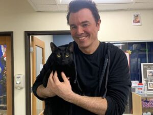 Un nuovo amico per Seth MacFarlane: si chiama Arthur e attendeva l’adozione da 7 mesi.