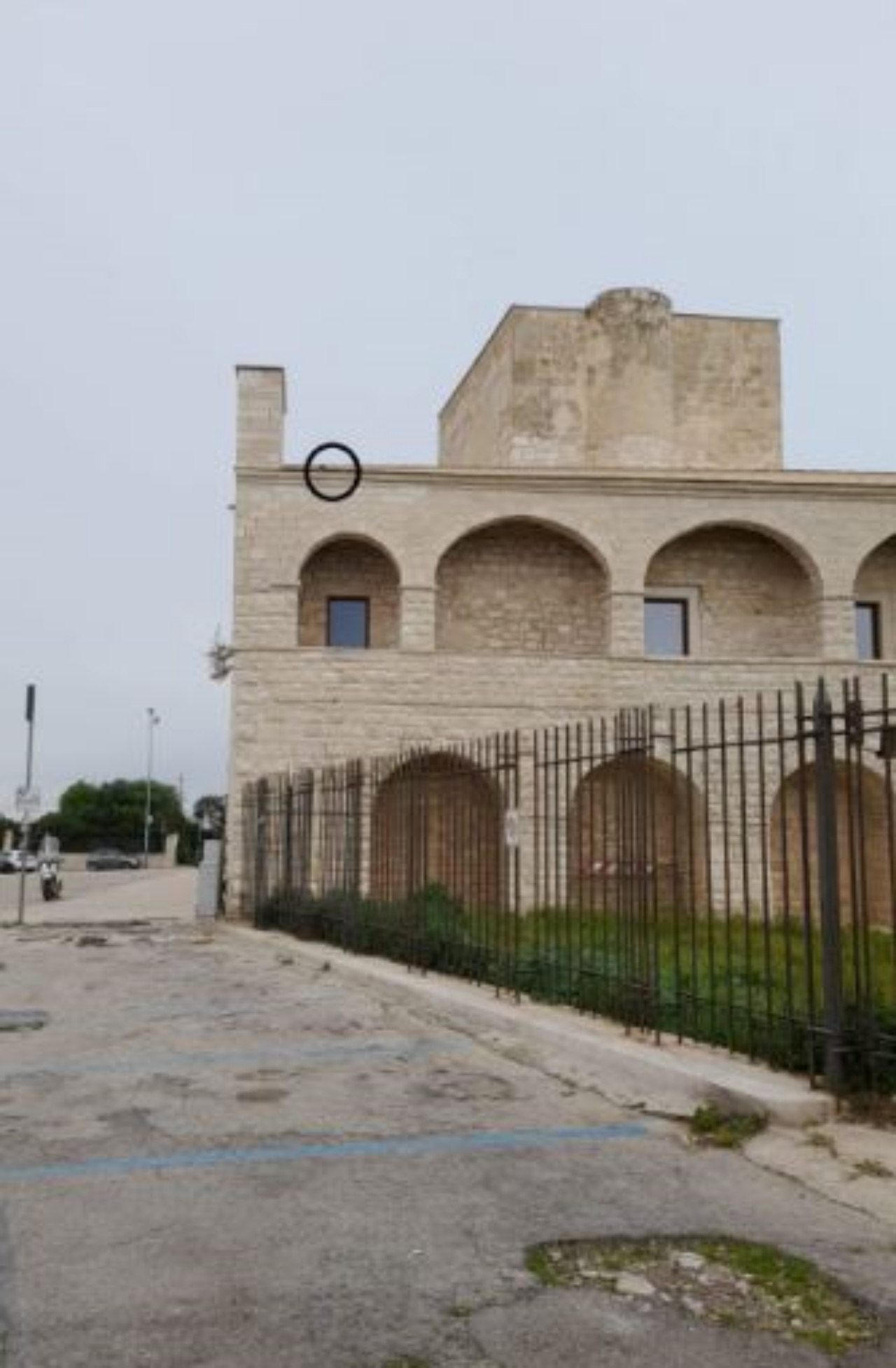 Un gatto sul tetto di un monastero