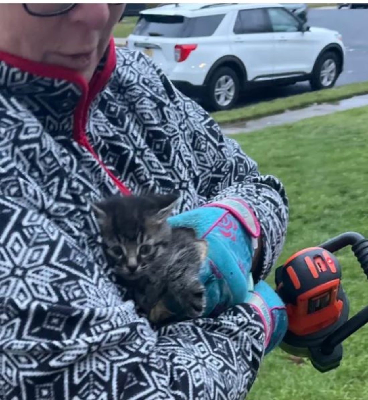 una donna che tiene in braccio una gattina di nome Miracle
