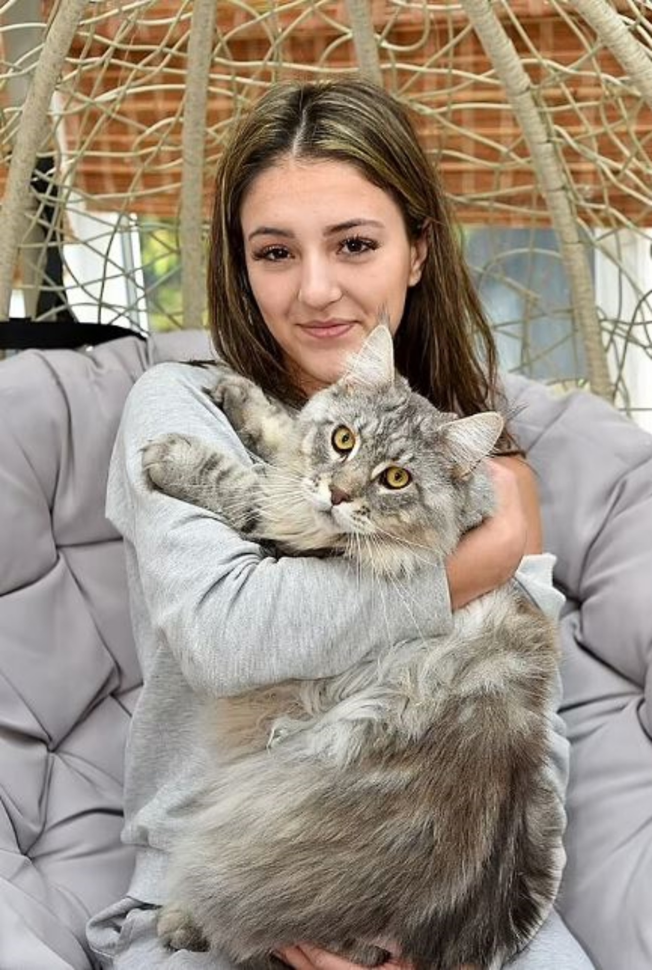 Un gatto di nome Murphy con la sua mamma adottiva