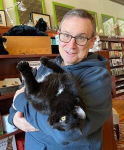 Lui è Frank, il gatto affascinante che lavora all’interno di una libreria e attrae clienti