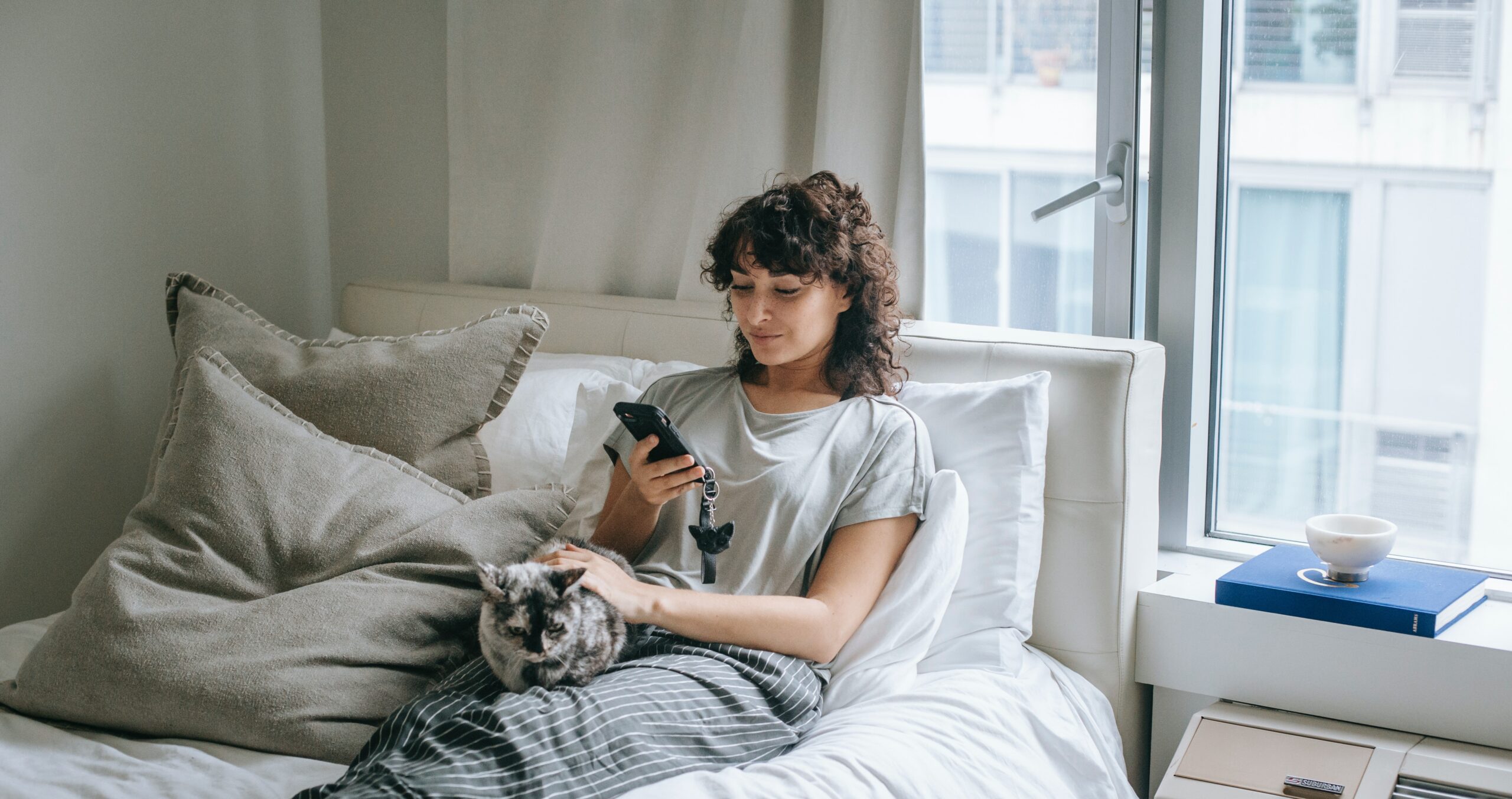 ragazza sul letto con gatto