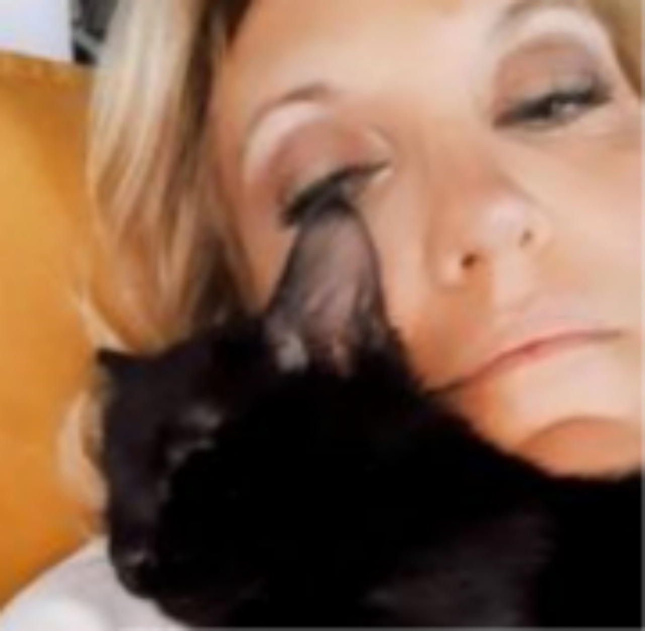 Una donna di nome Paola con un gatto nero