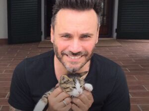 foto di uomo con micio