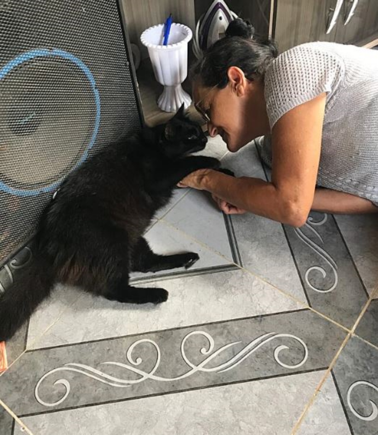 Waldizia insieme al gatto dal mantello nero di nome Bruce