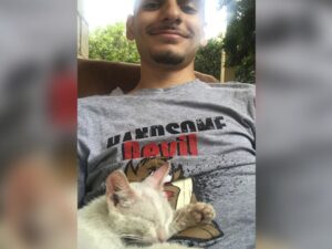 Stava facendo un pisolino in giardino: quando si è svegliato, un gatto gli stava dormendo addosso