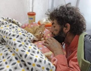La storia del senzatetto che ha amato un gatto fino alla morte: “Amore eterno”